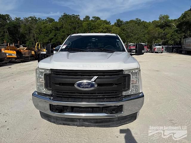 Image of Ford F-350 equipment image 1