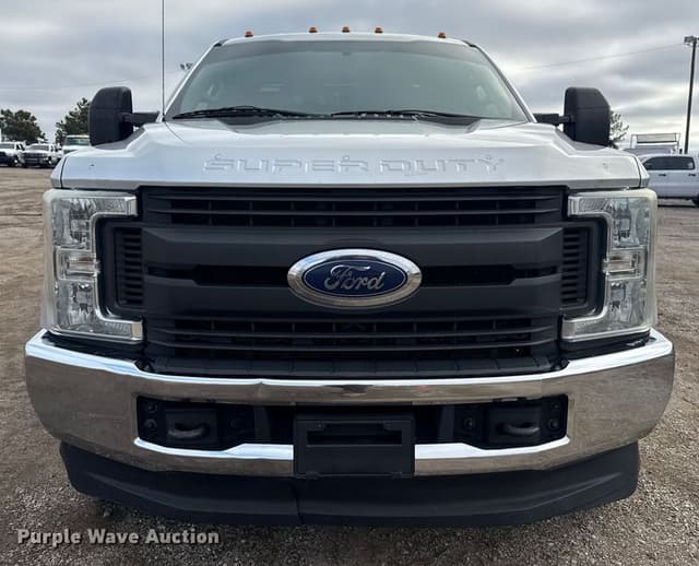 Image of Ford F-350 equipment image 1