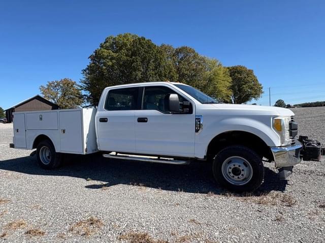 Image of Ford F-350 equipment image 2