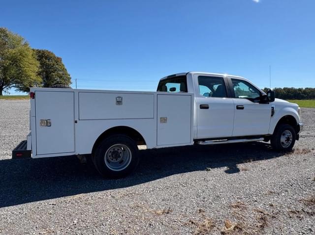 Image of Ford F-350 equipment image 3