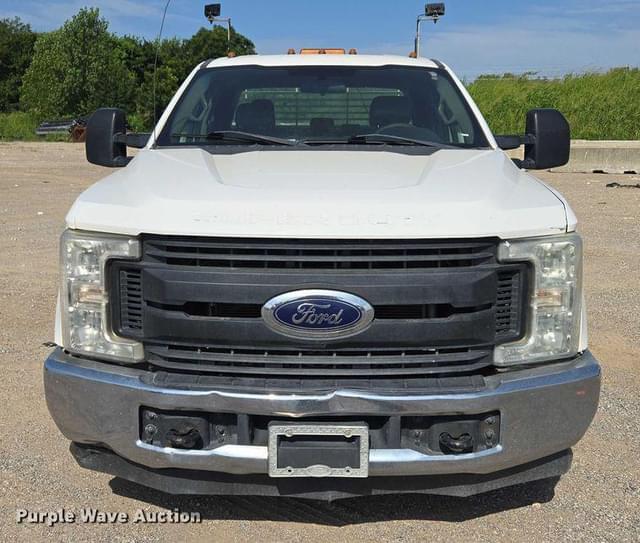 Image of Ford F-350 equipment image 1