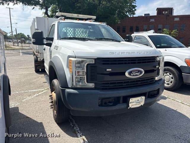 Image of Ford F-450 equipment image 2