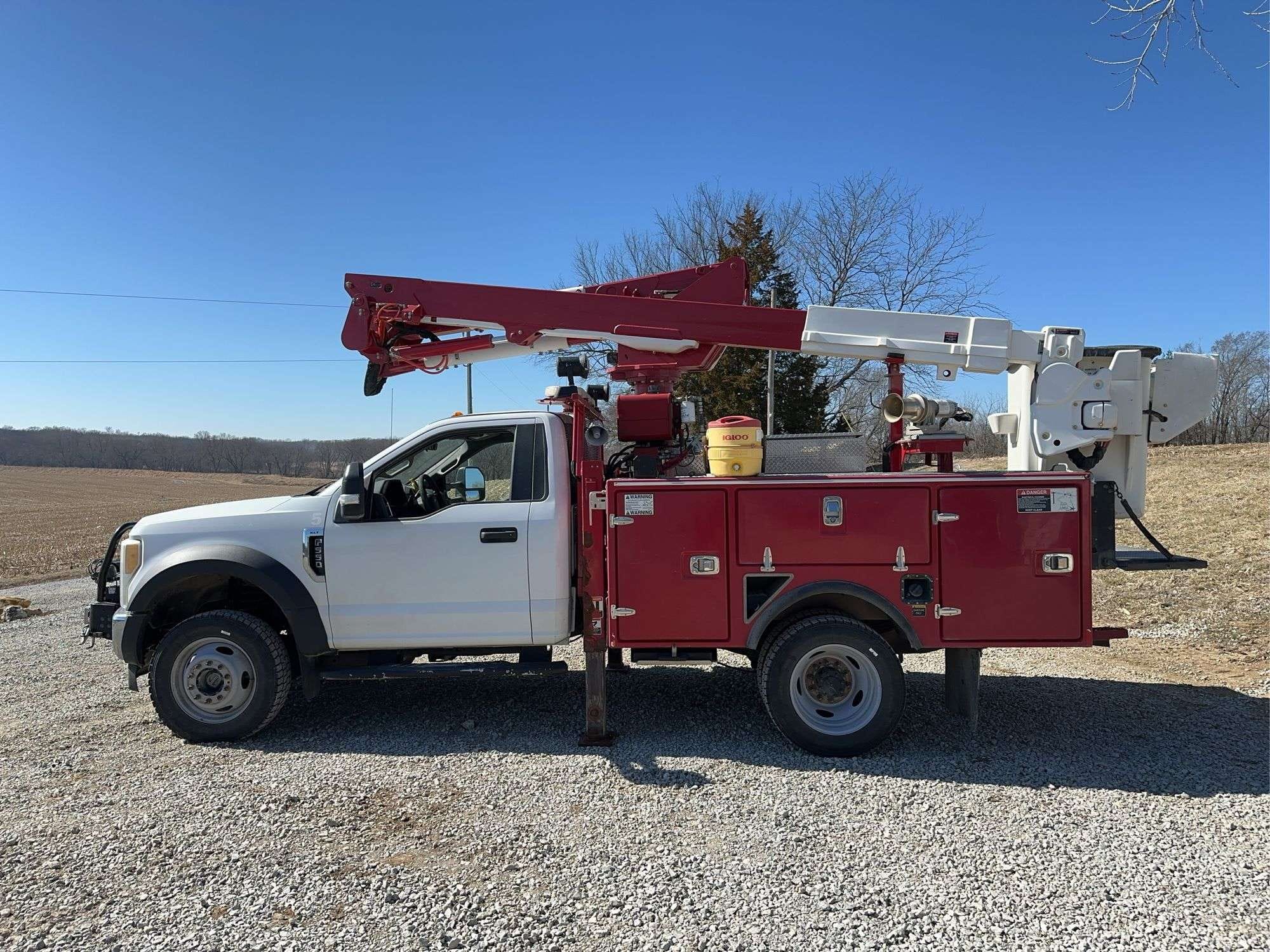 2017 Ford F-550 Equipment Image0