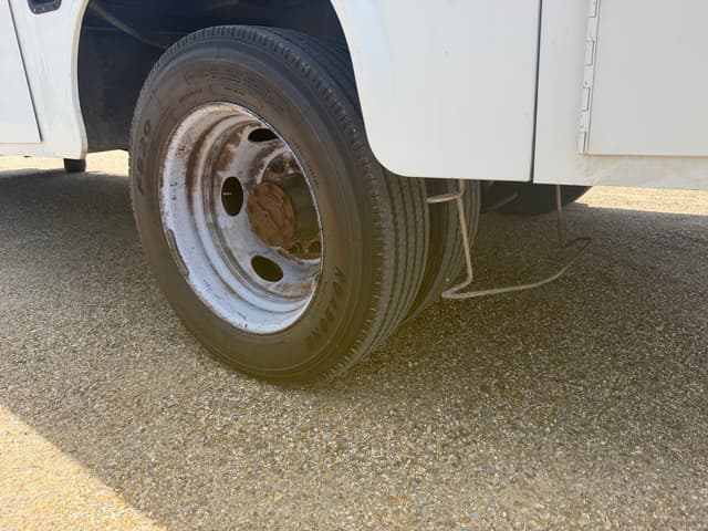 Image of Ford F-550 equipment image 4