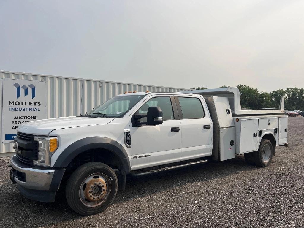 2017 Ford F-550 Equipment Image0