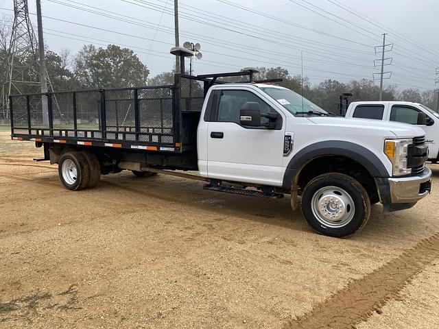 Image of Ford F-550 equipment image 3