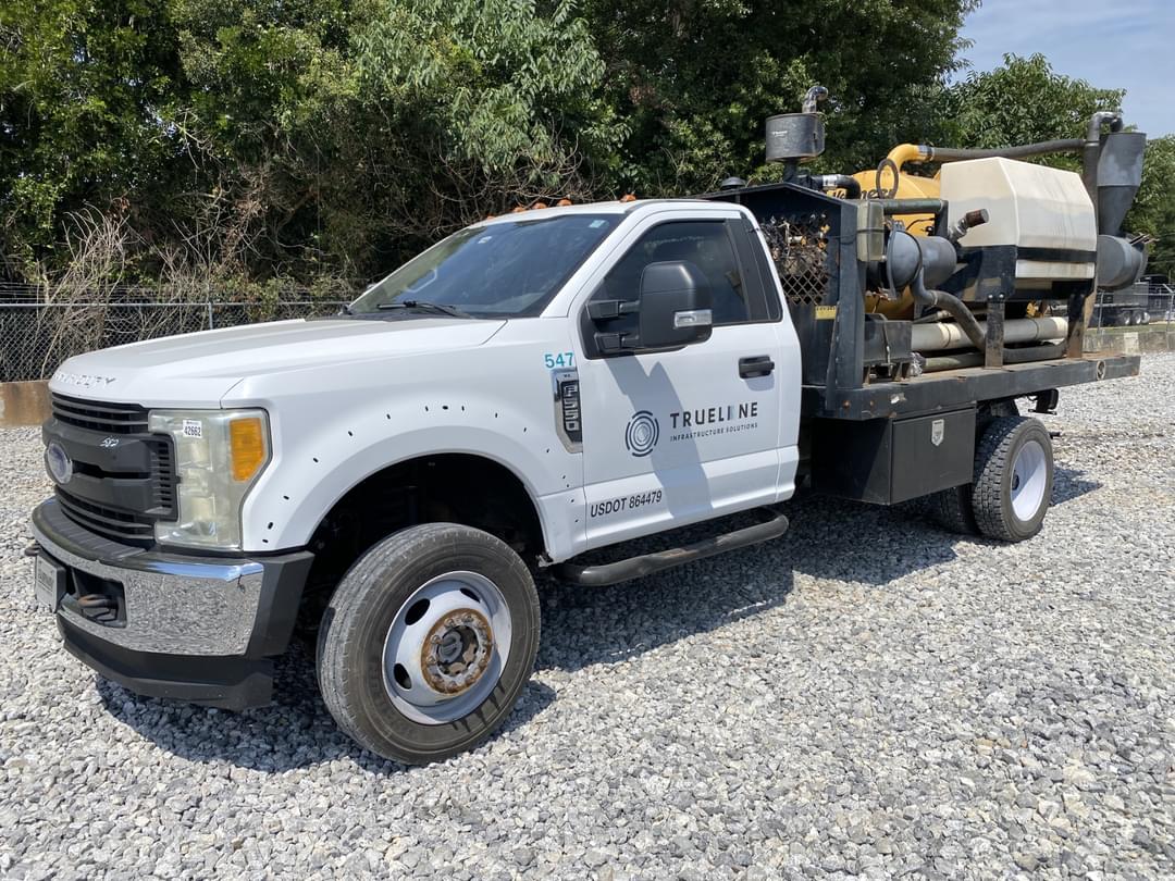 Image of Ford F-550 Primary image