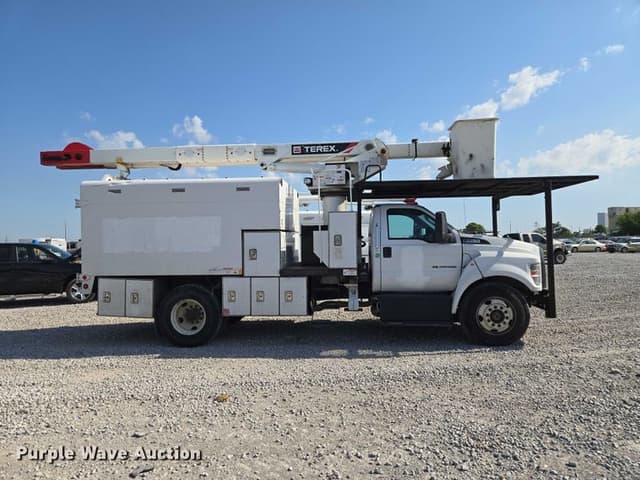 Image of Ford F-750 equipment image 3
