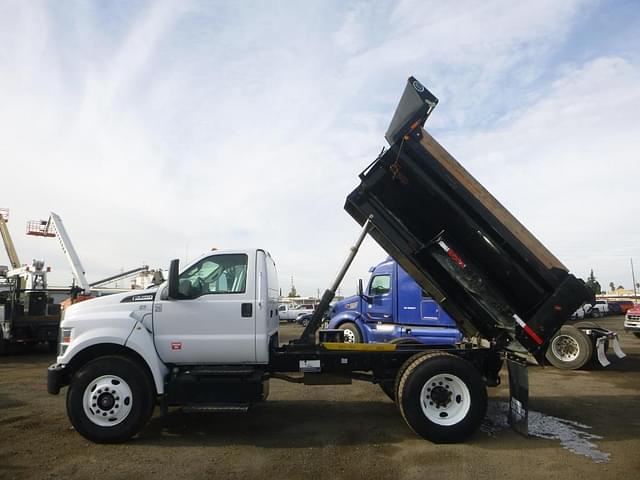 Image of Ford F-750 equipment image 4