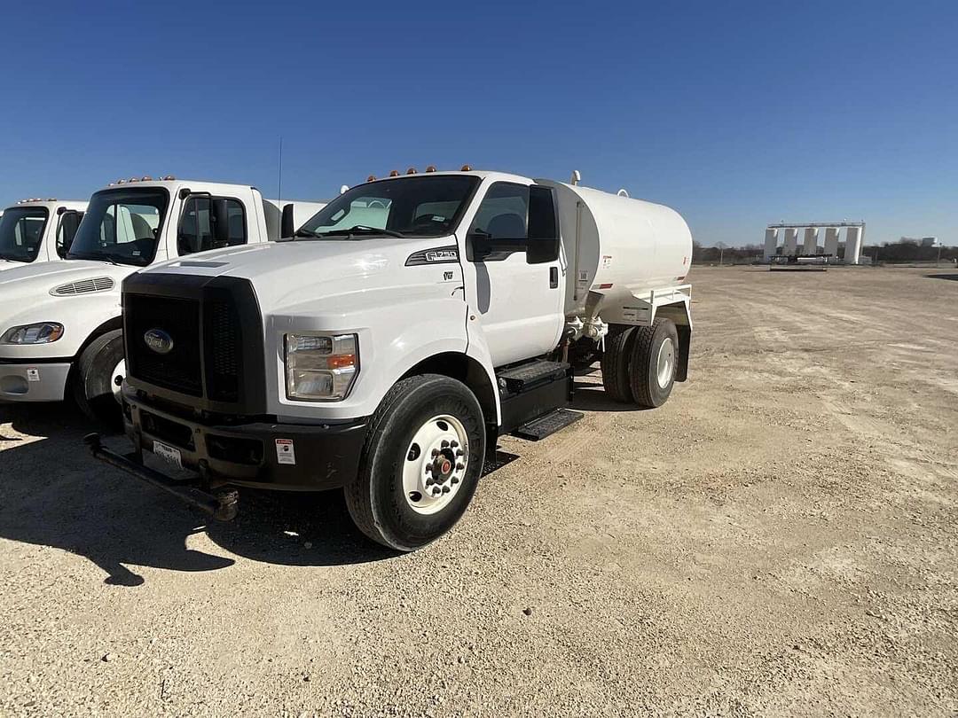 Image of Ford F-750 Primary image