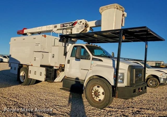 Image of Ford F-750 equipment image 2