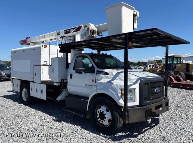 Image of Ford F-750 equipment image 2