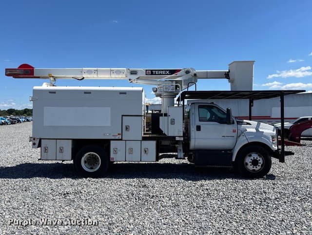 Image of Ford F-750 equipment image 3
