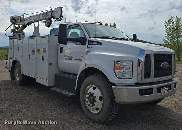 Image of Ford F-750 equipment image 2