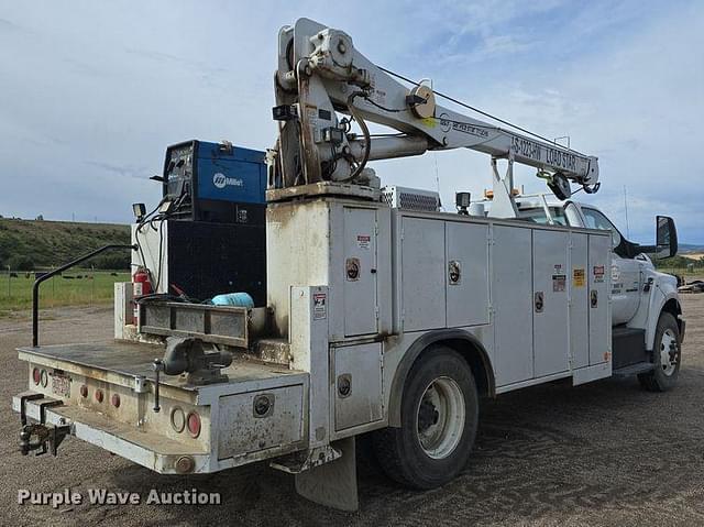 Image of Ford F-750 equipment image 4