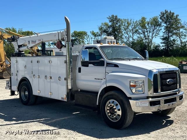 Image of Ford F-750 equipment image 2