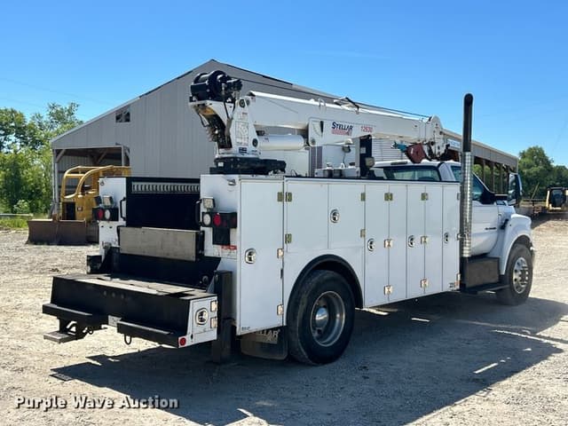 Image of Ford F-750 equipment image 4