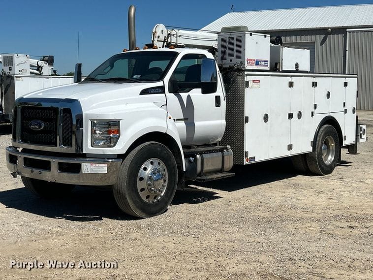 2017 Ford F-750 Equipment Image0