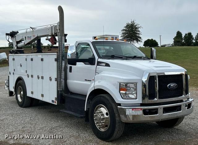 Image of Ford F-750 equipment image 2
