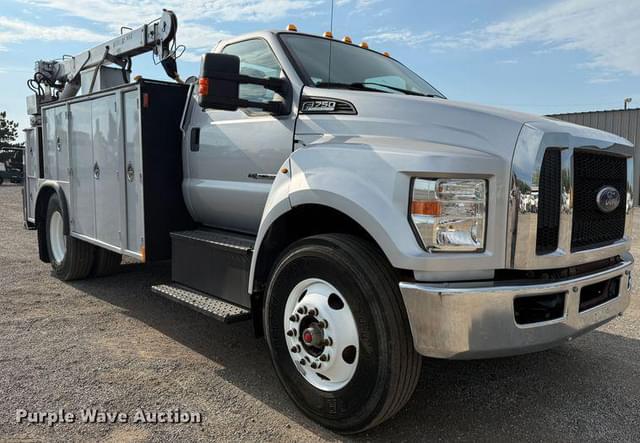 Image of Ford F-750 equipment image 2