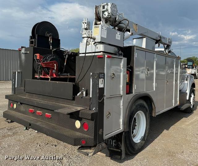 Image of Ford F-750 equipment image 4