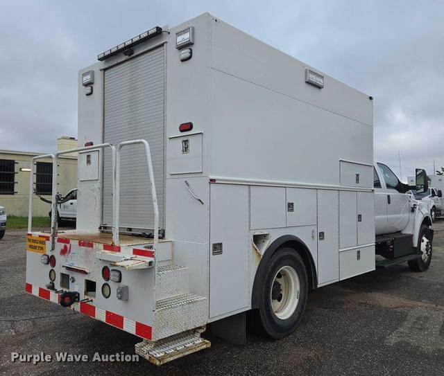 Image of Ford F-750 equipment image 4