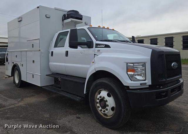 Image of Ford F-750 equipment image 2