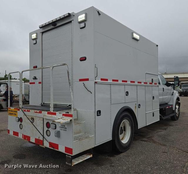 Image of Ford F-750 equipment image 4