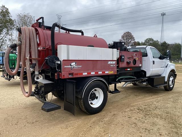 Image of Ford F-750 equipment image 2