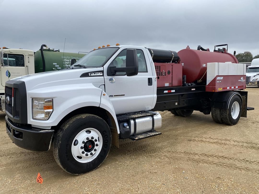 Image of Ford F-750 Primary image