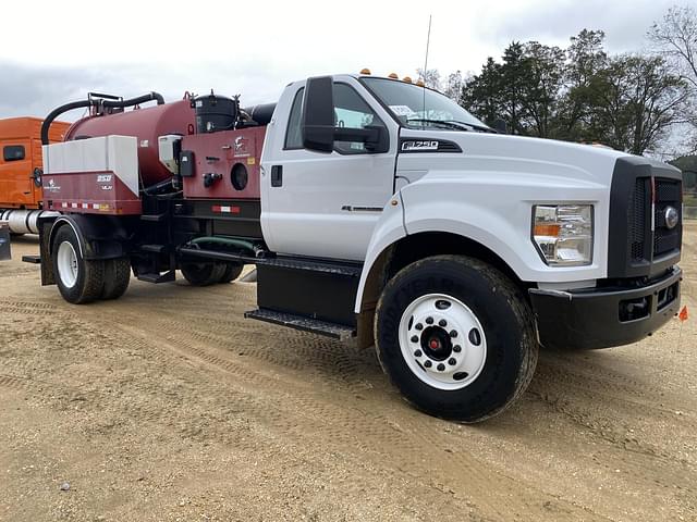 Image of Ford F-750 equipment image 3