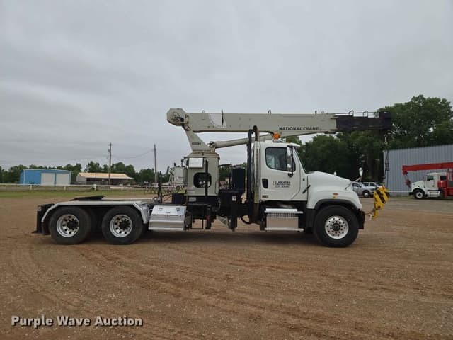 Image of Freightliner 114SD equipment image 3