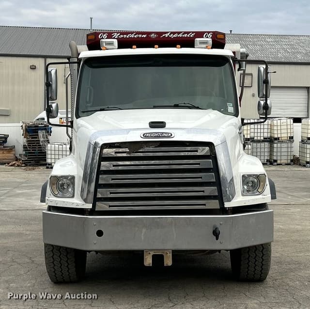 Image of Freightliner 114SD equipment image 1