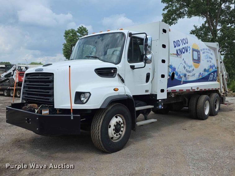 2017 Freightliner 114SD Equipment Image0