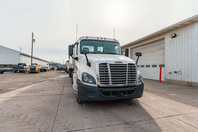 Image of Freightliner Cascadia 120 equipment image 1