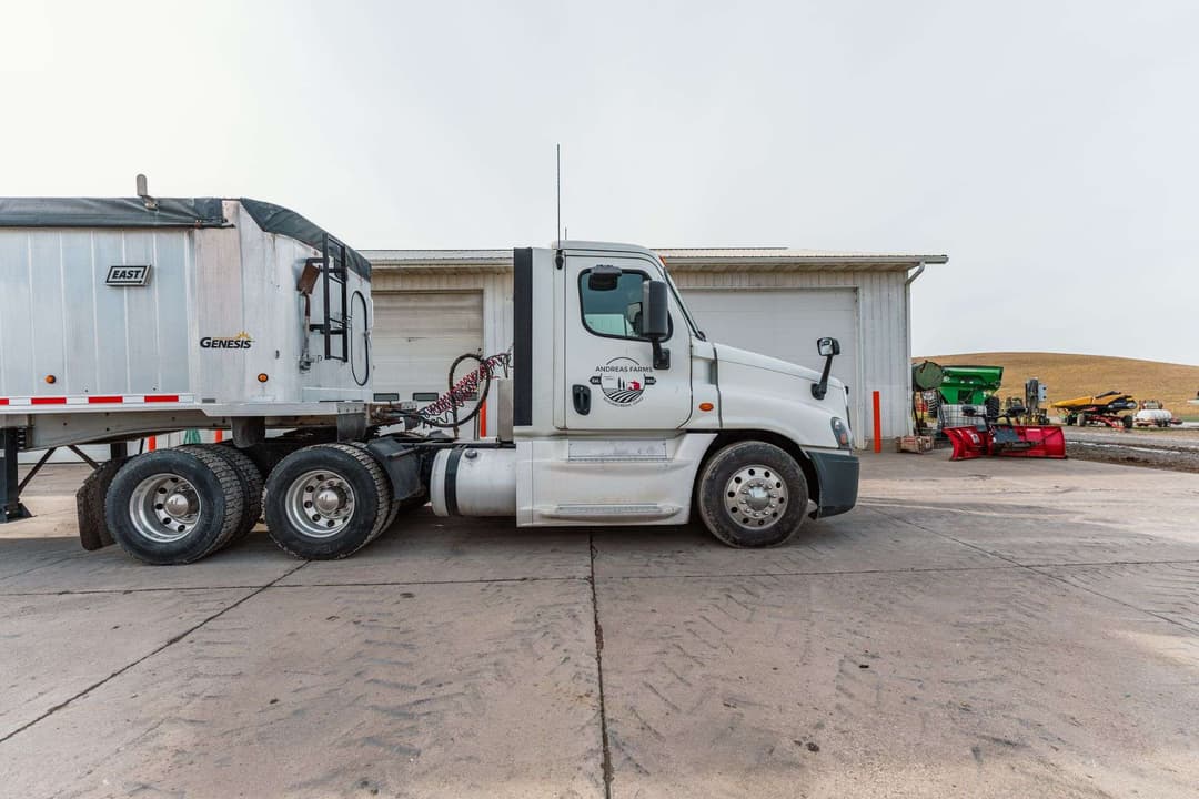 Image of Freightliner Cascadia 120 Primary image