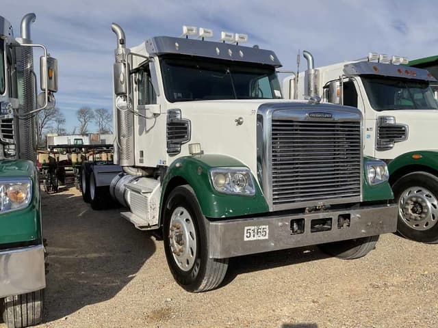 Image of Freightliner 122SD equipment image 2