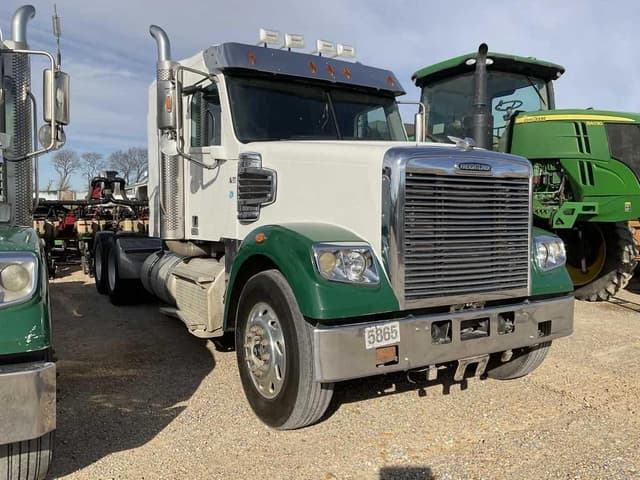 Image of Freightliner 1225D equipment image 2