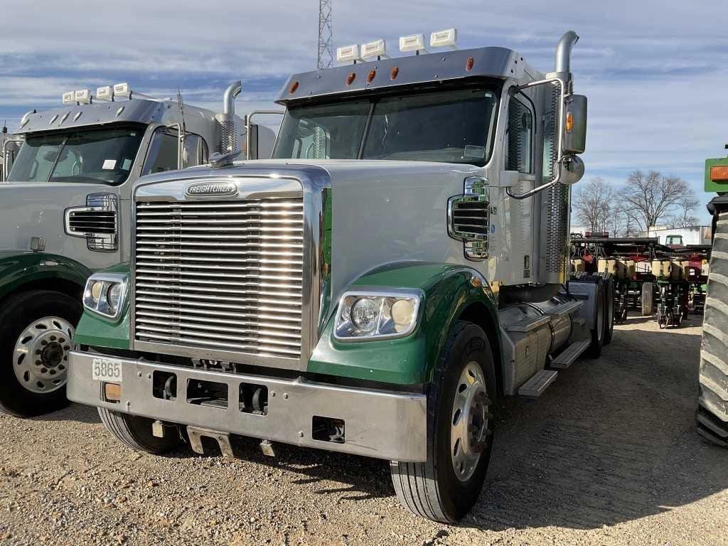 2017 Freightliner 1225D Equipment Image0
