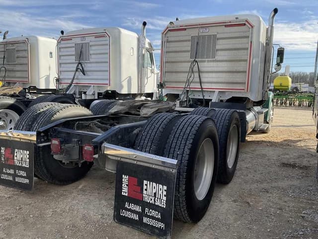 Image of Freightliner 122SD equipment image 4