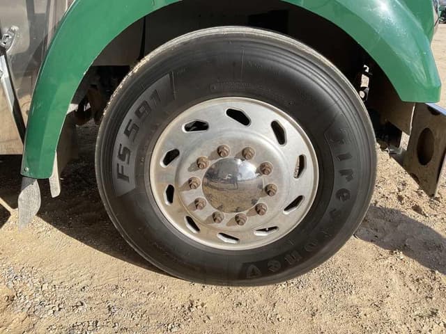 Image of Freightliner 122SD equipment image 3