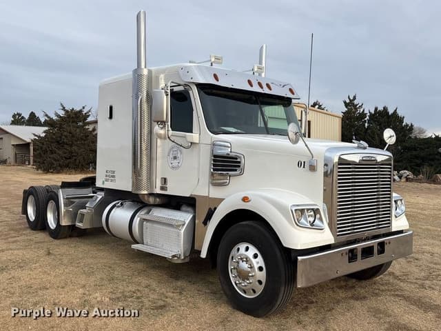 Image of Freightliner 122SD equipment image 2
