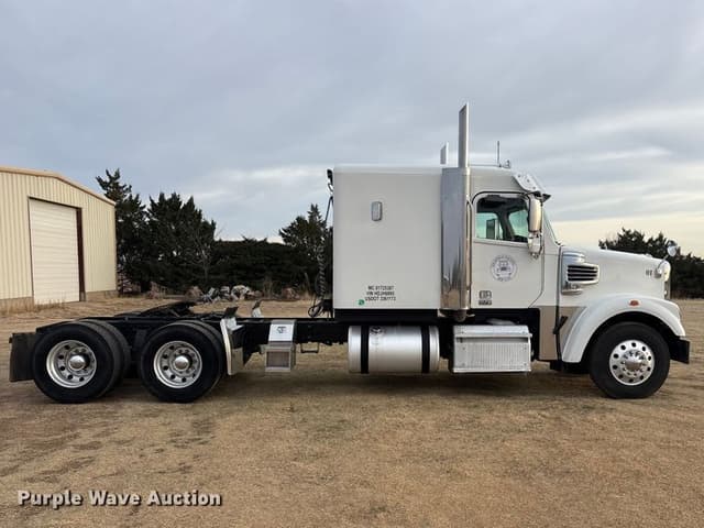 Image of Freightliner 122SD equipment image 3