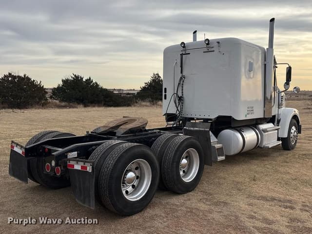 Image of Freightliner 122SD equipment image 4