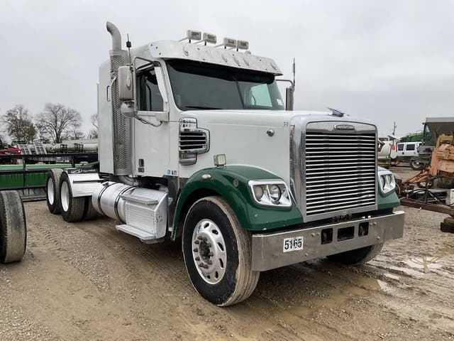 Image of Freightliner 122SD equipment image 2