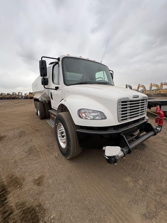 Image of Freightliner Business Class M2 106 equipment image 3