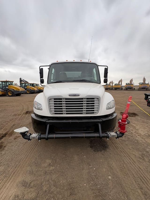 Image of Freightliner Business Class M2 106 equipment image 2