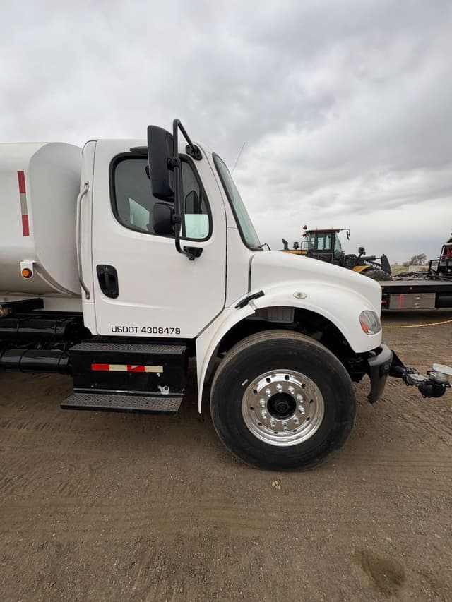 Image of Freightliner Business Class M2 106 equipment image 4
