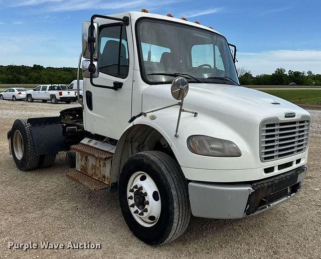 Image of Freightliner Business Class M2 106 equipment image 2