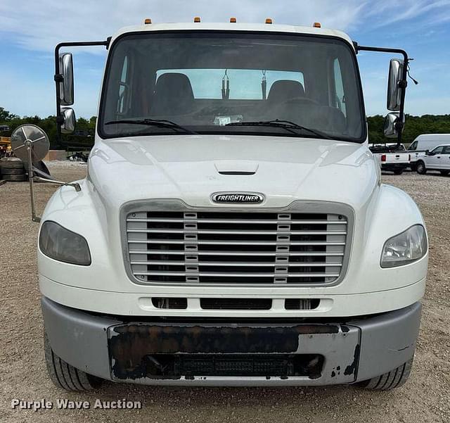 Image of Freightliner Business Class M2 106 equipment image 1